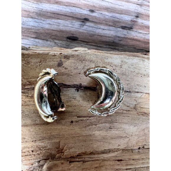 Vintage Star Gold-Tone Crescent Moon Clip-On Earrings With Ornate Rope Border - Picture 5 of 6